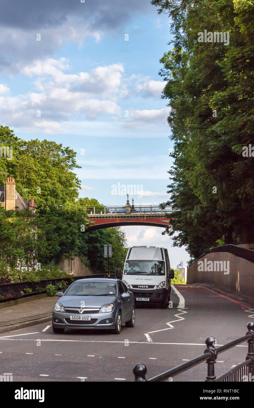 Der Verkehr an einen Fußgängerüberweg auf Archway Road, North London, UK, Hornsey Lane Bridge warten, auch "suicide Bridge" bezeichnet, im Hintergrund Stockfoto
