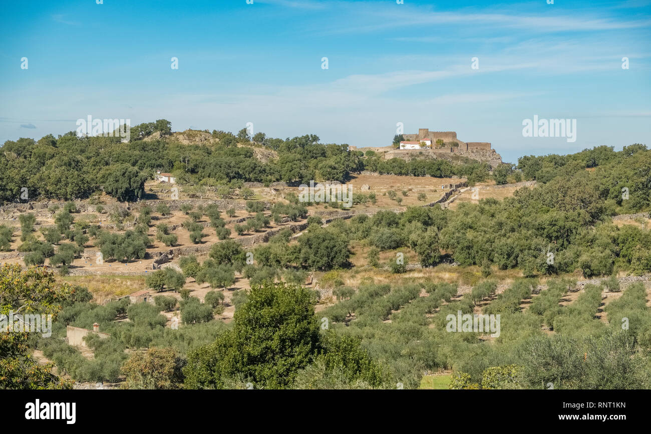 Anzeigen von montanchez Schloss mit dem Dorf im Vordergrund. Stockfoto