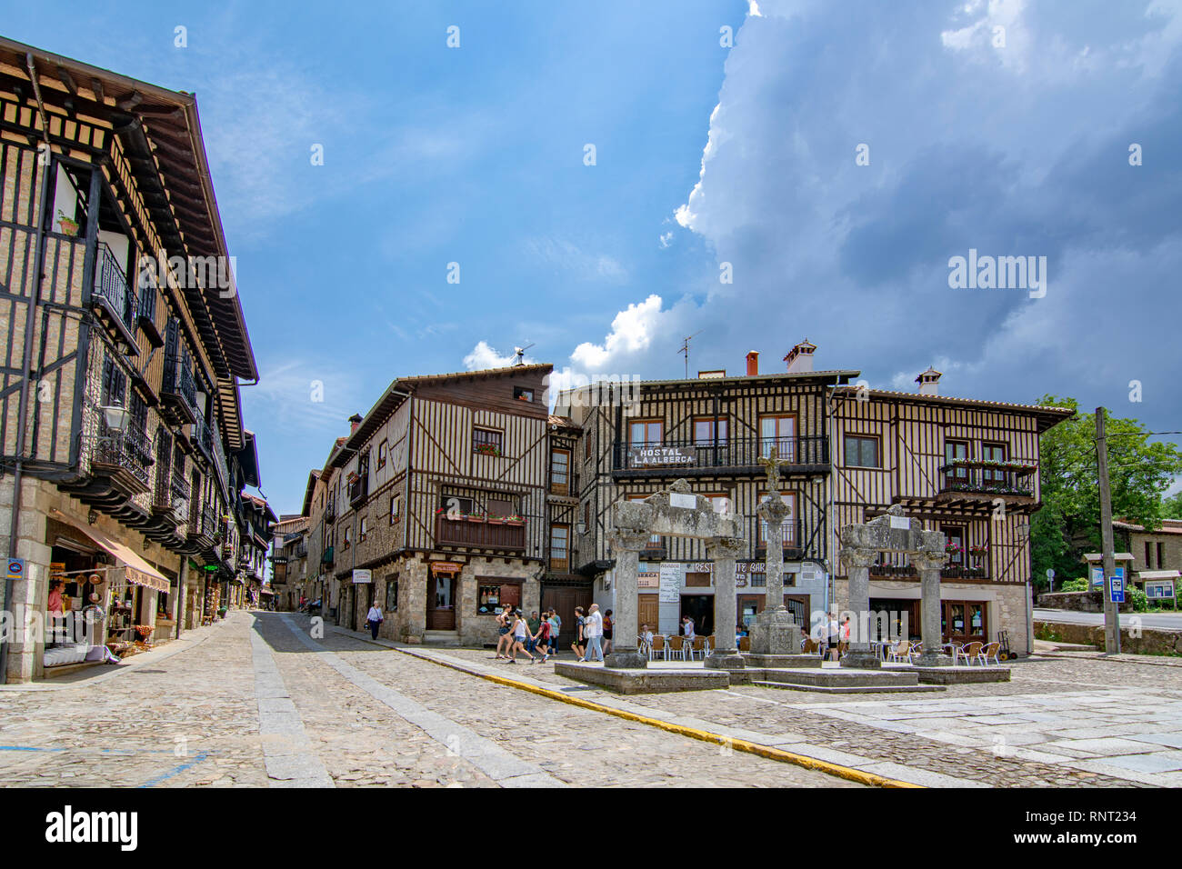 Alberca, Salamanca, Spanien; Juni 2017: Straßen und Gebäude der mittelalterlichen Dorf La Alberca in der Provinz von Salamanca Stockfoto