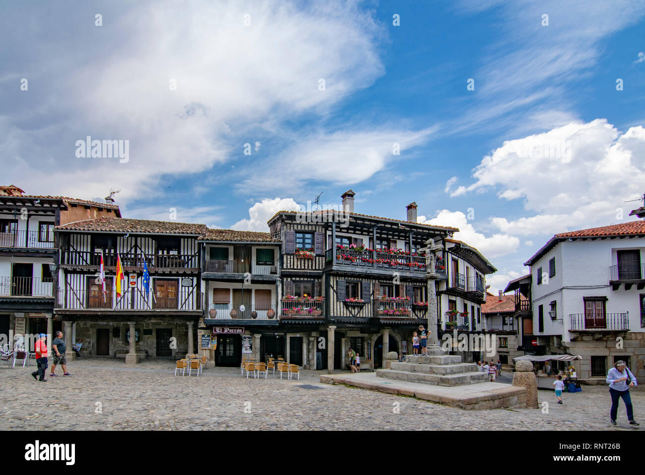 Alberca, Salamanca, Spanien; Juni 2017: Hauptplatz und Gebäude der mittelalterlichen Dorf La Alberca in der Provinz von Salamanca Stockfoto