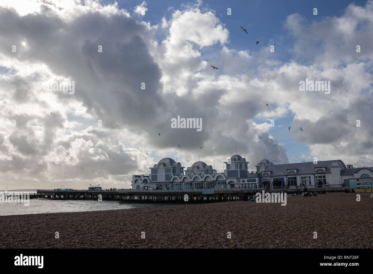 Flauschige weiße Wolken über South Parade Steg mit Möwen schärmen Southsea, Portsmouth, Hampshire, Großbritannien Stockfoto