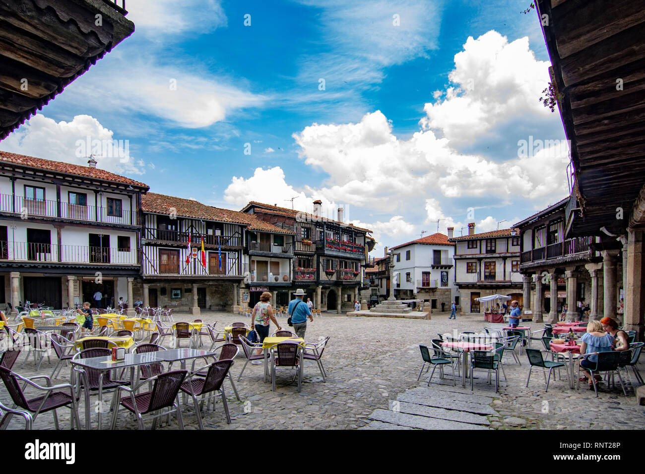 Alberca, Salamanca, Spanien; Juni 2017: Hauptplatz und Gebäude der mittelalterlichen Dorf La Alberca in der Provinz von Salamanca Stockfoto