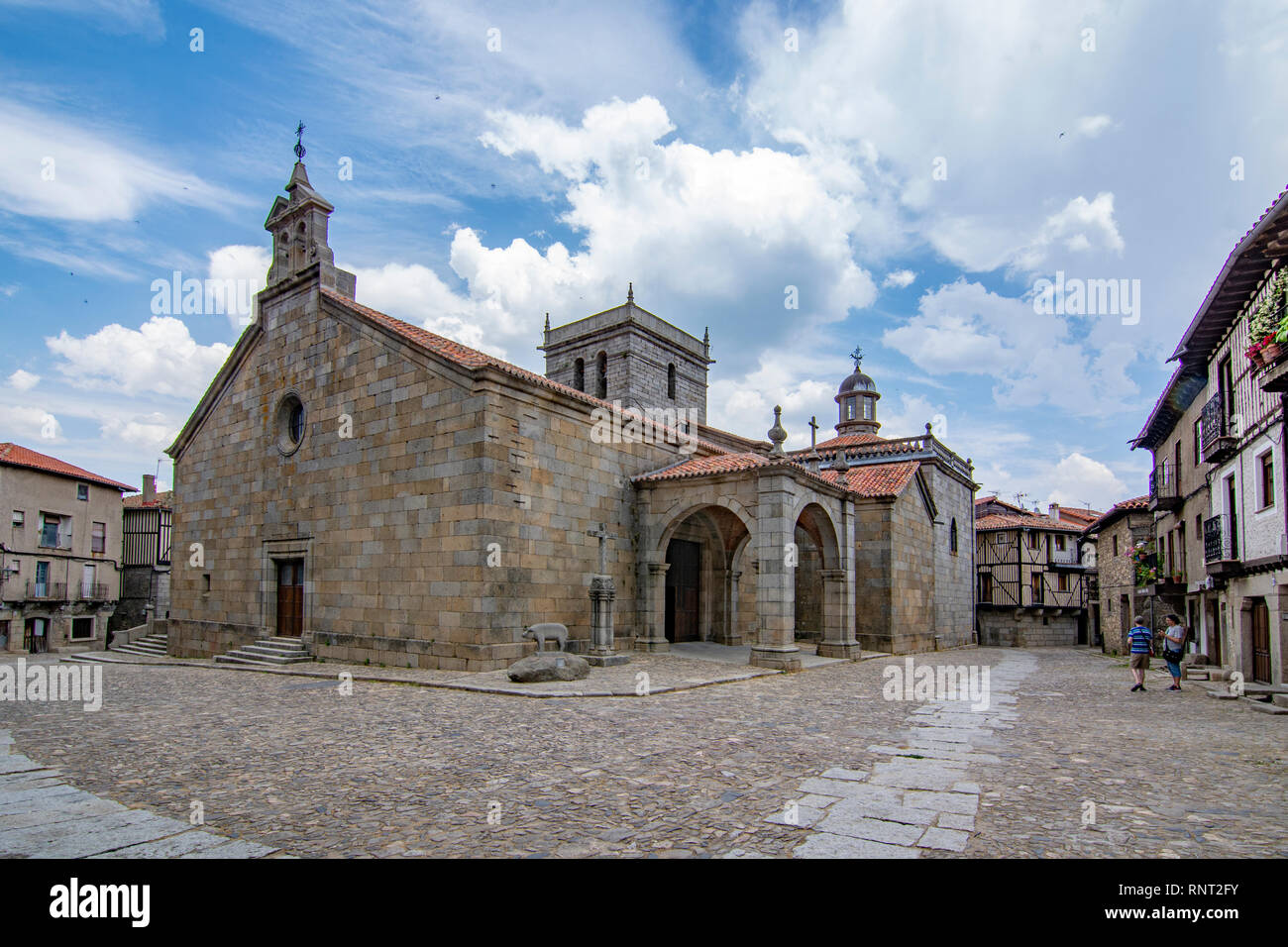 Alberca, Salamanca, Spanien; Juni 2017: Pfarrkirche Unserer Lieben Frau von der Himmelfahrt in der mittelalterlichen Ortschaft Villaluenga del Rosario in der Provinz von Salamanca Stockfoto