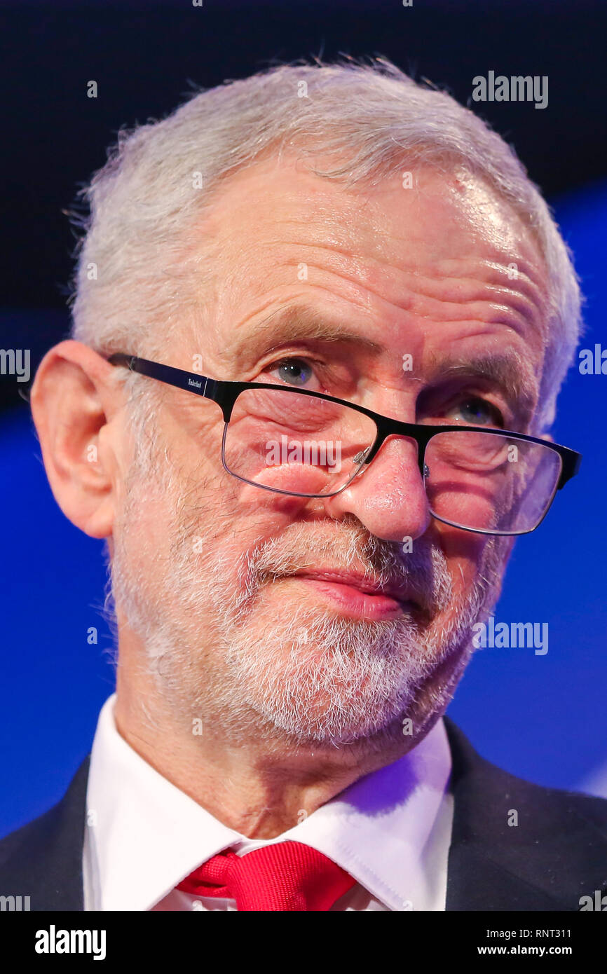 Jeremy Corbyn MP Führer der Labour Party gesehen wird, während die 2019 National Manufacturing Conference im Queen Elizabeth II. Die Konferenz befasst sich mit den Schwierigkeiten und Herausforderungen des Verarbeitenden Gewerbes nach Brexit gegenüberstellen. Stockfoto