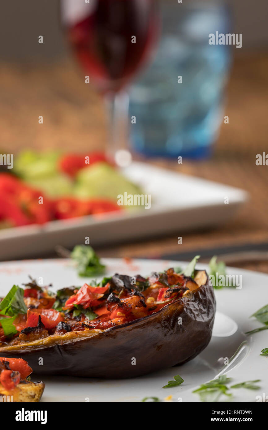 Ein türkisches Gericht vom Grill gefüllte Aubergine Stockfoto