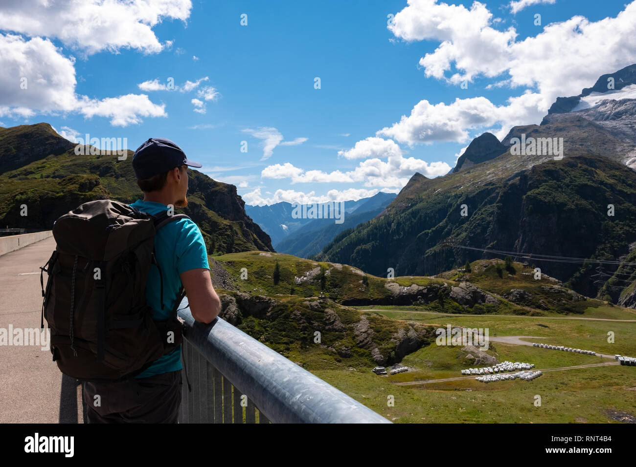 Junge Wanderer ist geniessen Sie die herrliche Landschaft bei Robiei im Tessin, Schweiz Stockfoto