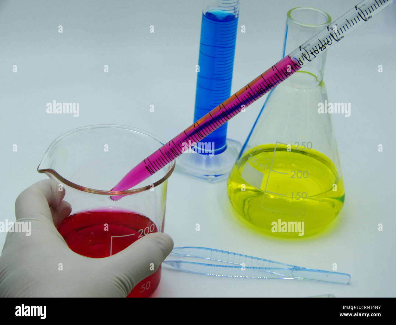 Labortechniker führt Experimente auf weißem Hintergrund Stockfoto