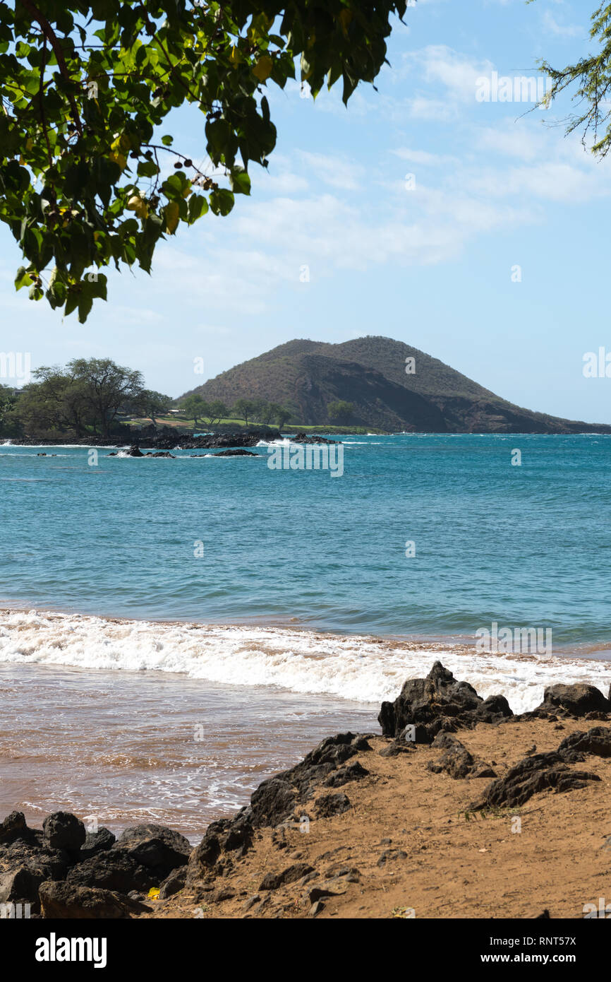 Schöne Pu'u Olai Schlackenkegel hervorgehoben durch das glitzernde Wasser der Bucht Maken Stockfoto
