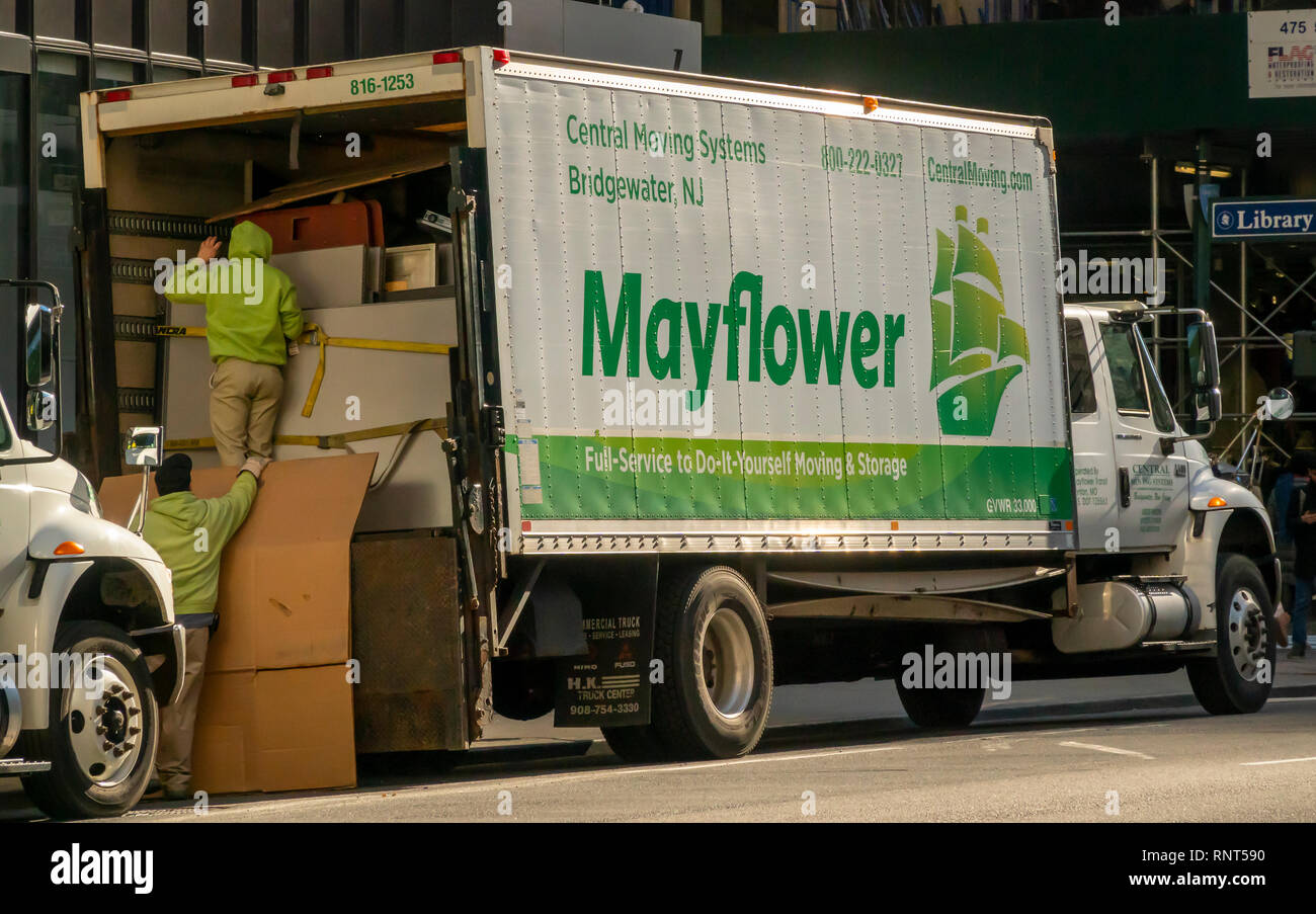 Die Arbeiter für die Mayflower Umzugsfirma laden Möbel in Ihr Fahrzeug in New York am Samstag, 9. Februar 2019. (Â© Richard B. Levine) Stockfoto
