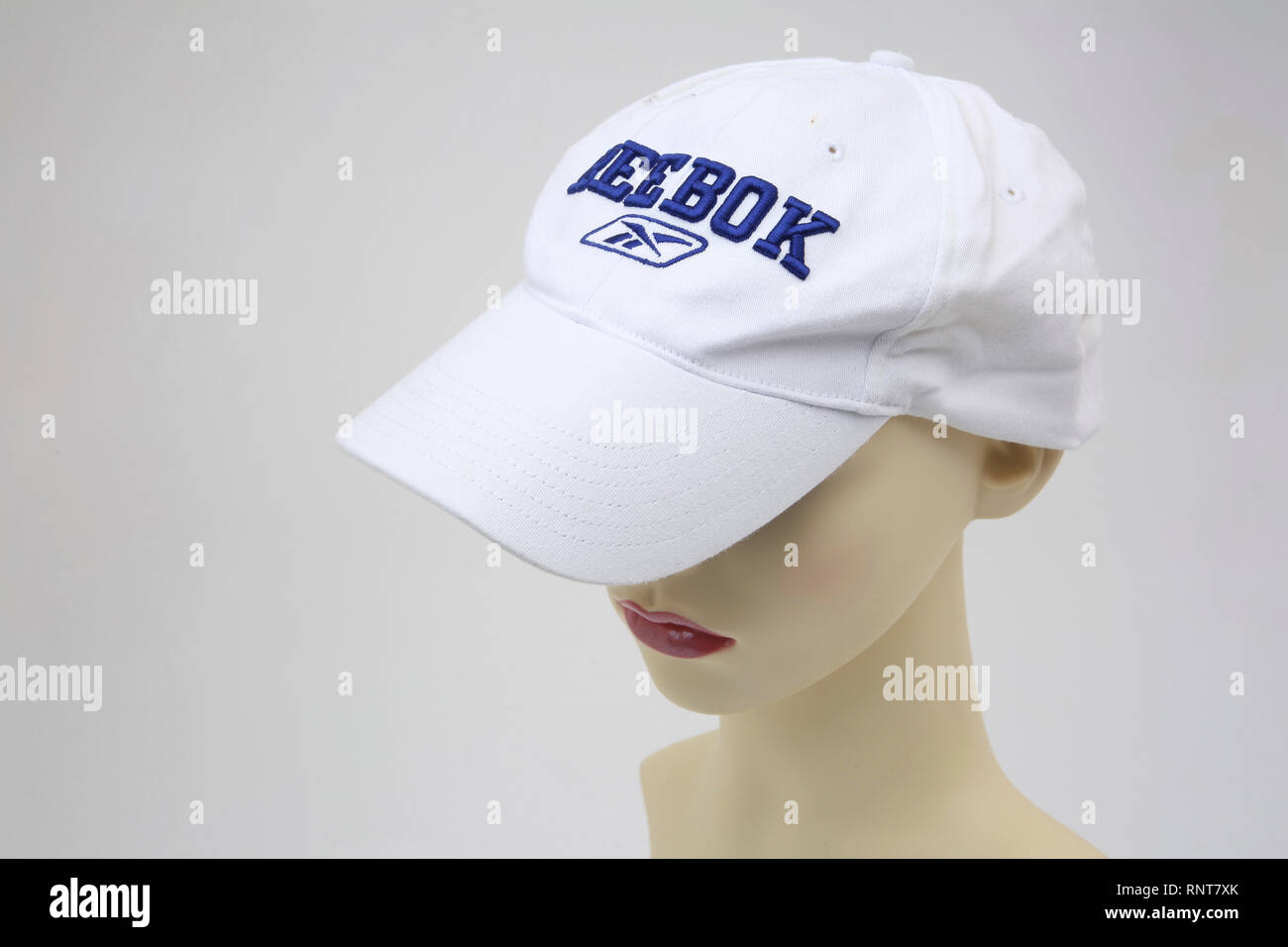 White Reebok Baseball Cap mit Logo Stockfoto