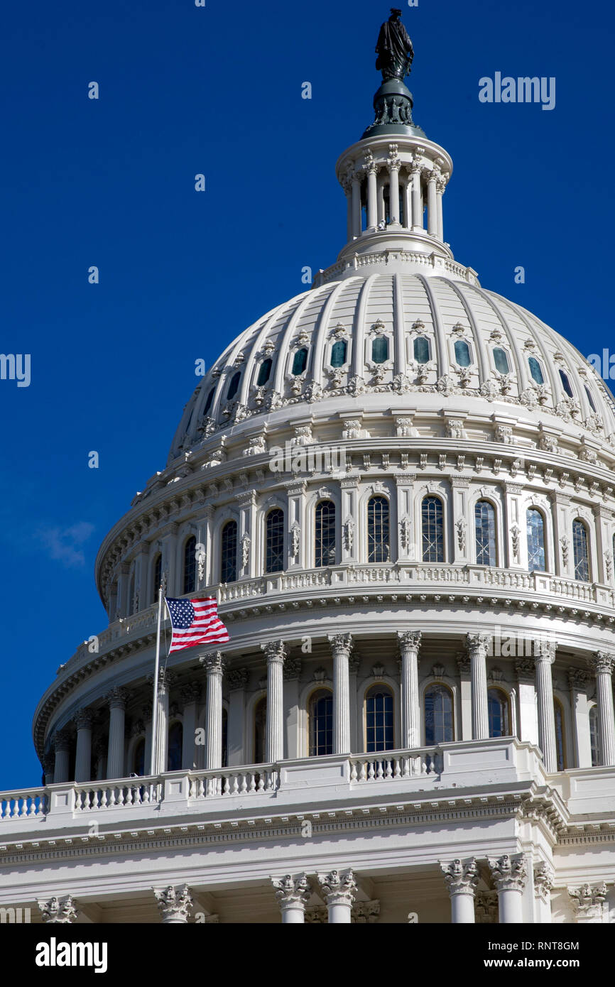 Die amerikanische Flagge Wellen über der United States Capitol in Washington, DC am 20. Januar 2019. Stockfoto