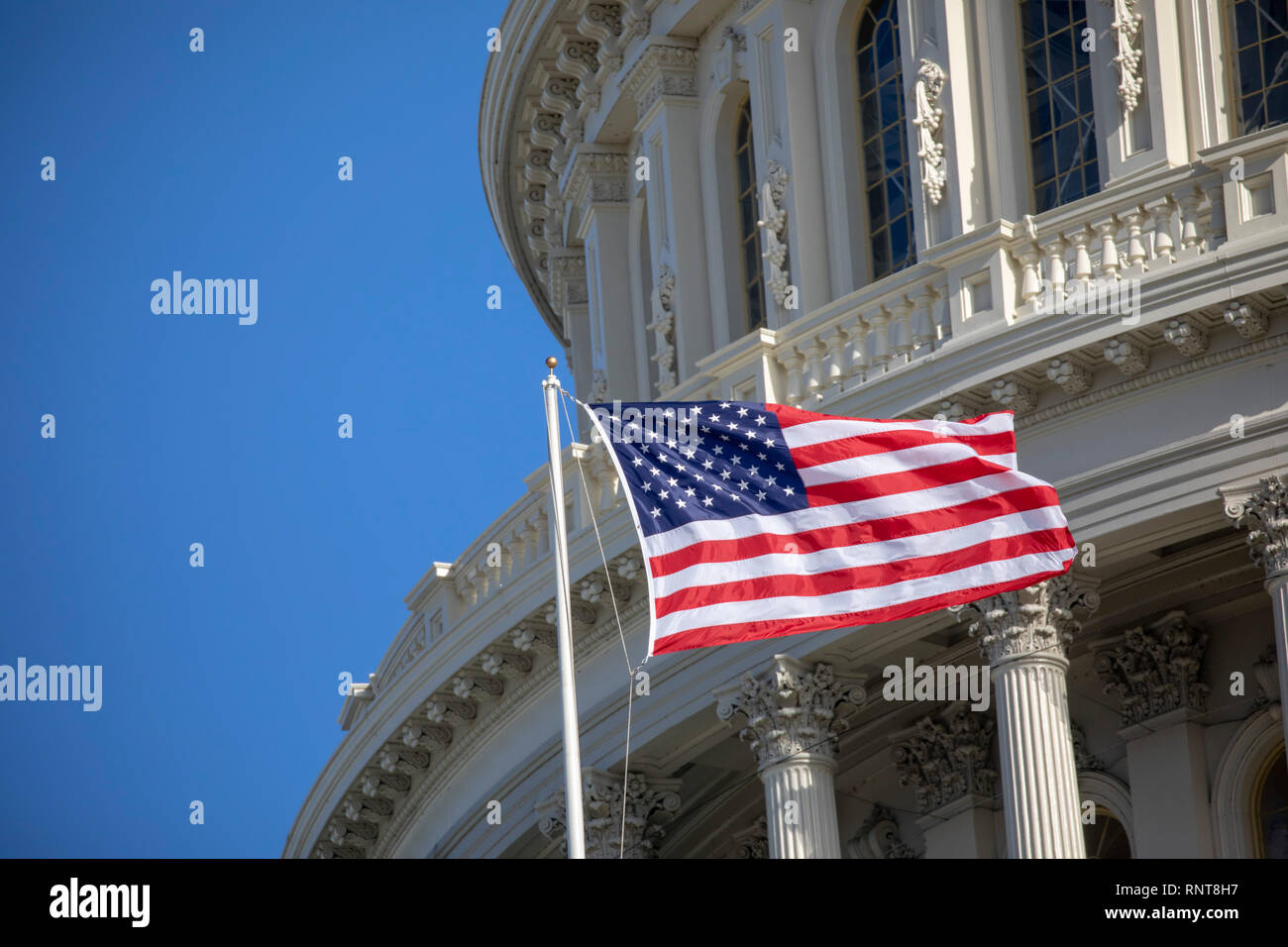 Die amerikanische Flagge Wellen über der United States Capitol in Washington, DC am 20. Januar 2019. Stockfoto