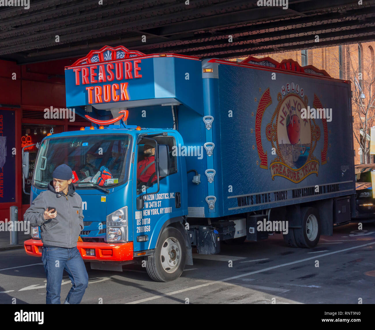 Die Amazon Schatz Fahrzeug fährt im New Yorker Stadtteil Chelsea am Donnerstag, 14. Februar 2019. Amazon App Benutzer sind von der Lage des Lkw, die stark reduzierten Artikel des Tages trägt mitgeteilt, es über den App kaufen und dann holen Sie es aus dem Fahrzeug. (Â© Richard B. Levine) Stockfoto