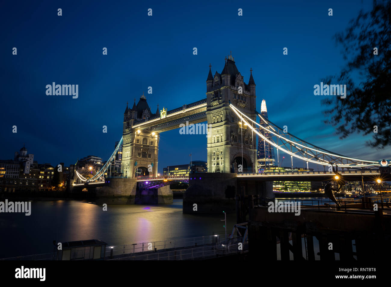 London/England - 23. August 2018: Lange Exposition der zähmt River und der London Bridge Stockfoto