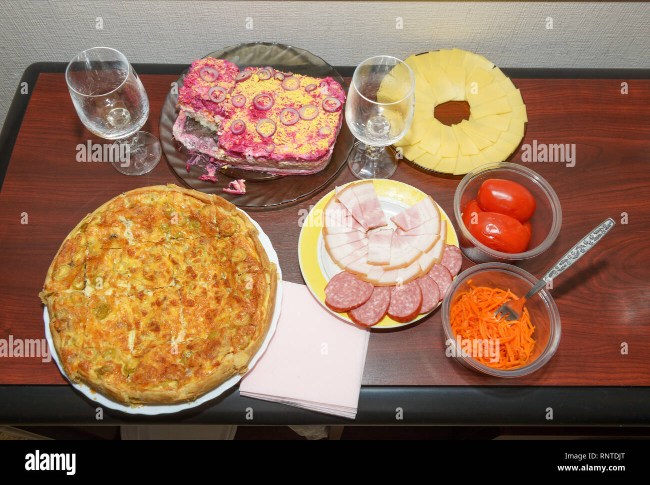 Nahaufnahme der kalte Snacks, die auf der Tabelle für Office Party vorbereitet sind. Stockfoto