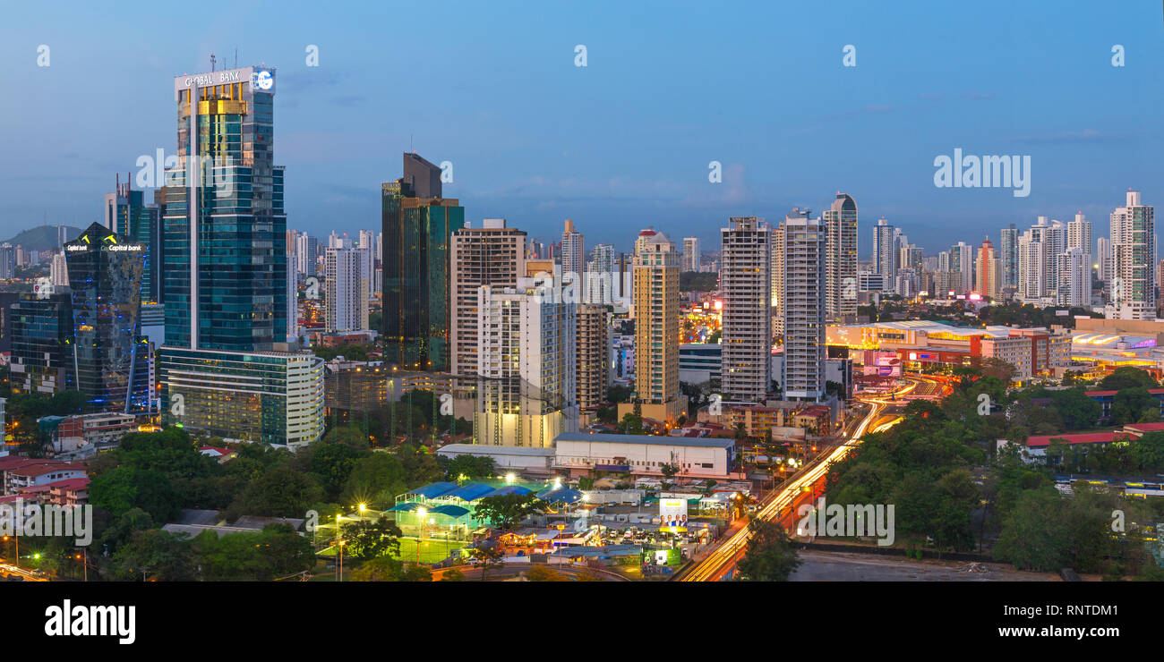 Stadtbild von Panama City bei Nacht im Panorama Format mit Wolkenkratzern und eine lange Nacht Exposition, Panama, Mittelamerika. Stockfoto