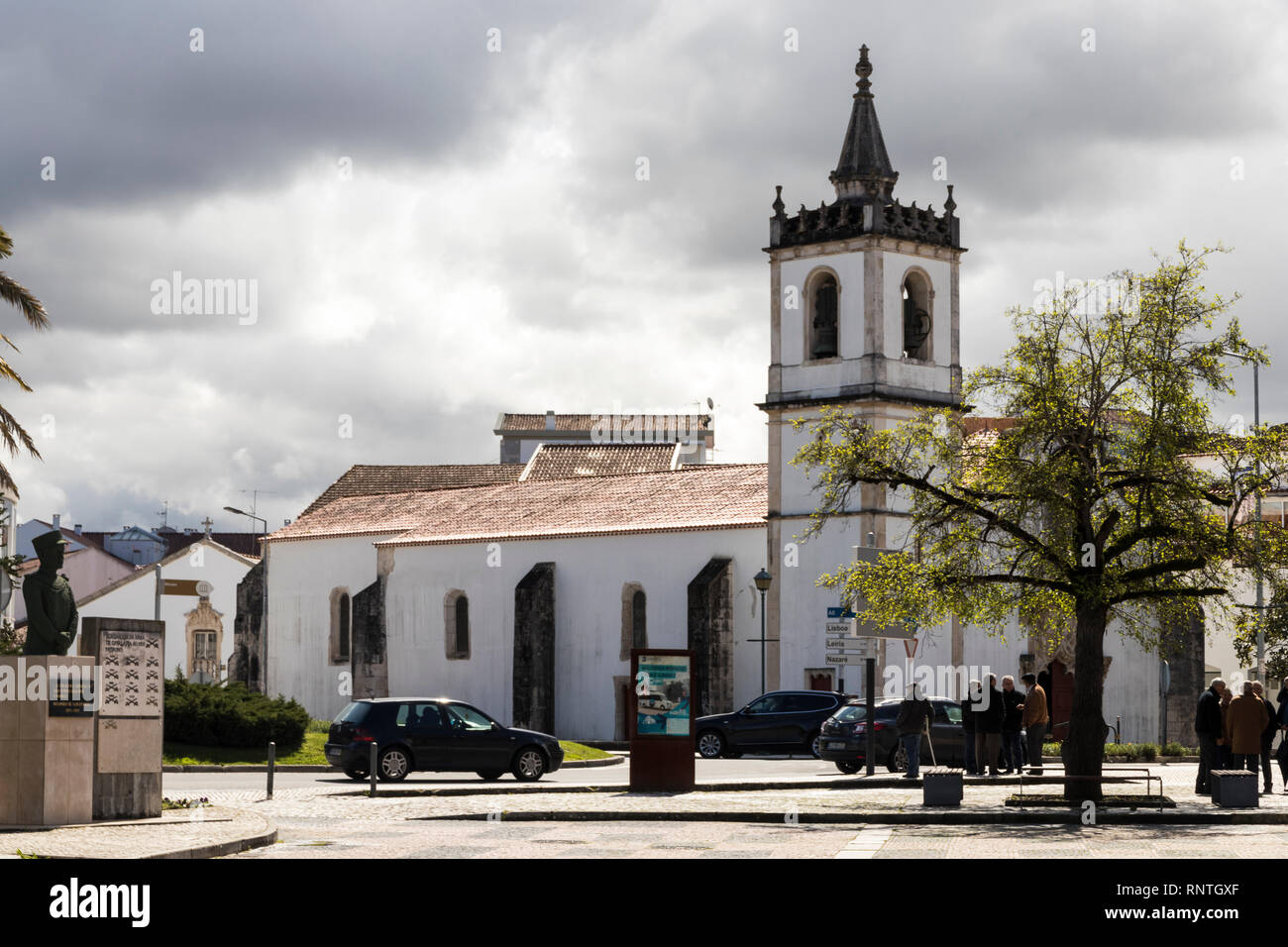 Batalha, Portugal. Die Igreja Matriz de Exaltacao de Santa Cruz, Hauptkirche der portugiesischen Stadt Batalha in der Region Centro Stockfoto