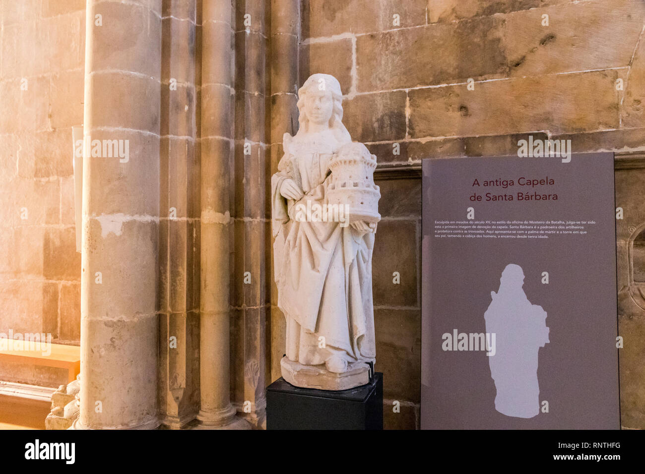 Batalha, Portugal. Statue der Heiligen Barbara in der Kirche Kirchenschiff, das Kloster Santa Maria da Vitoria (unsere Dame des Sieges) Stockfoto