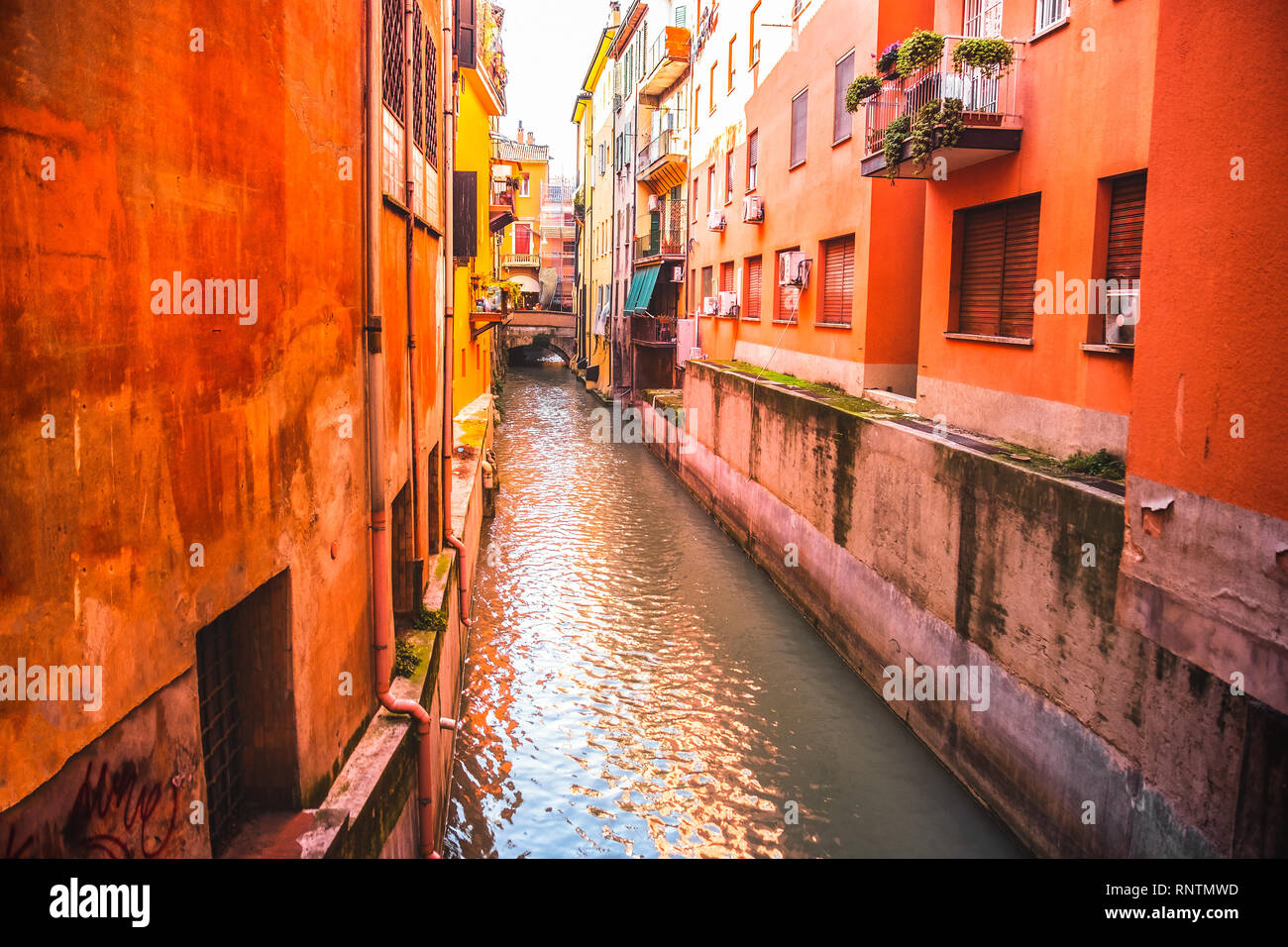 Italienische Häuser zwischen den versteckten Kanal von Reno River in Via Oberdan - Bologna - Emilia Romagna Italien Stockfoto