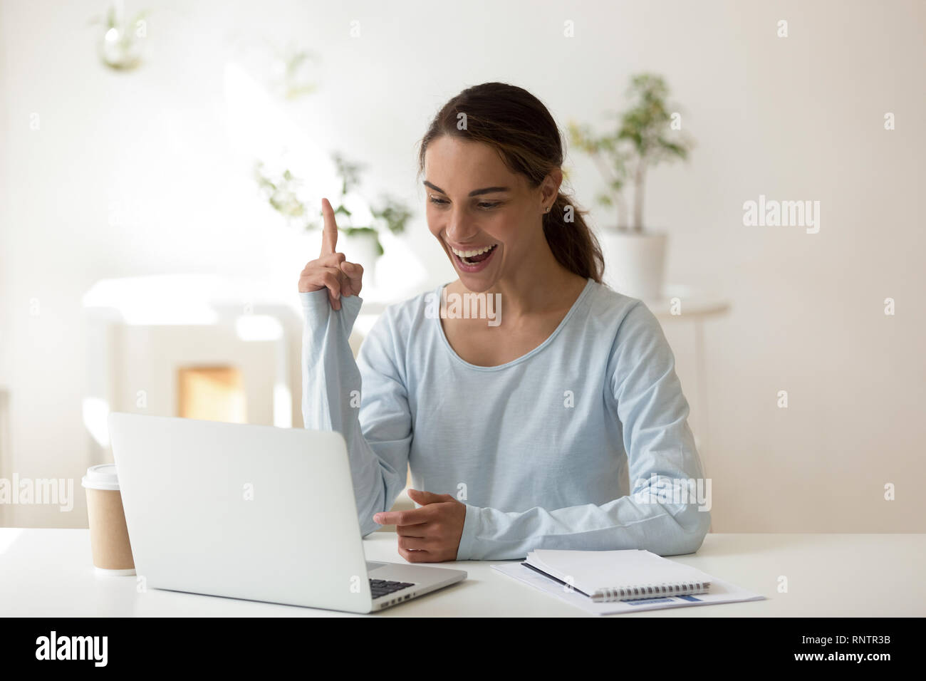 Frau Arbeiten am Computer fühlt sich zufrieden weiß, wie Problem lösen Stockfoto