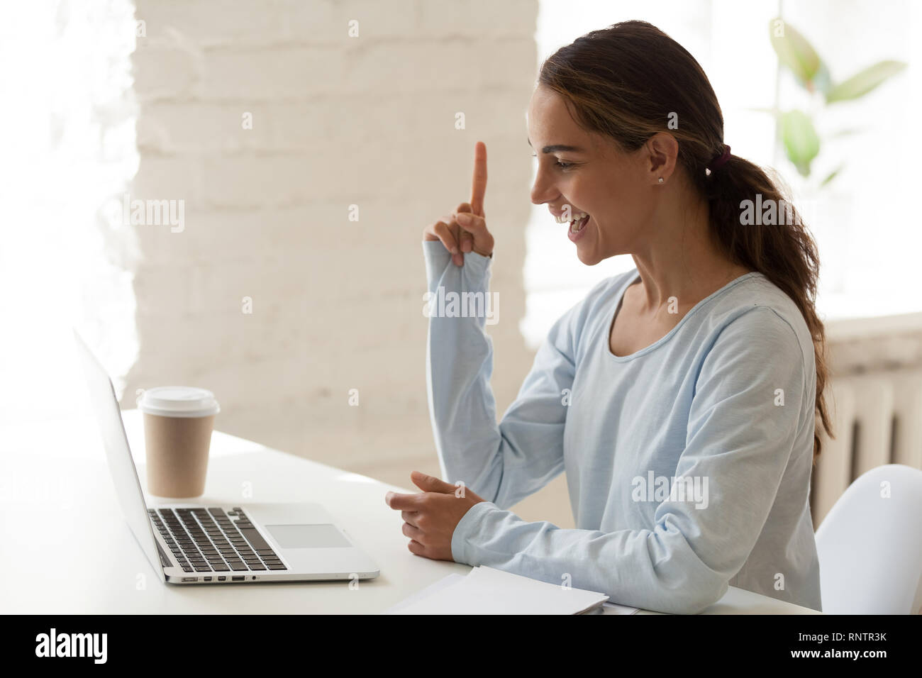 Frauen auf der Suche nach Bildschirm fühlt sich glücklich, die richtige Entscheidung Stockfoto