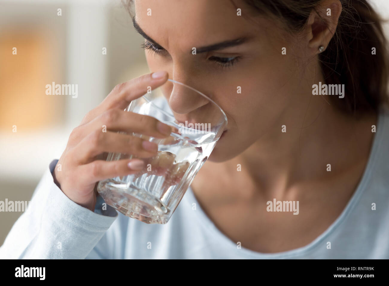 Nahaufnahme der weiblichen Gesichts holding Glas Wasser Stockfoto
