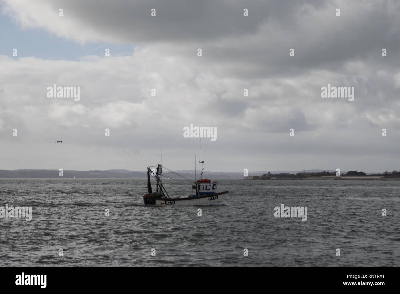 Britische Fischtrawler segeln zurück zu seinen Heimathafen Stockfoto