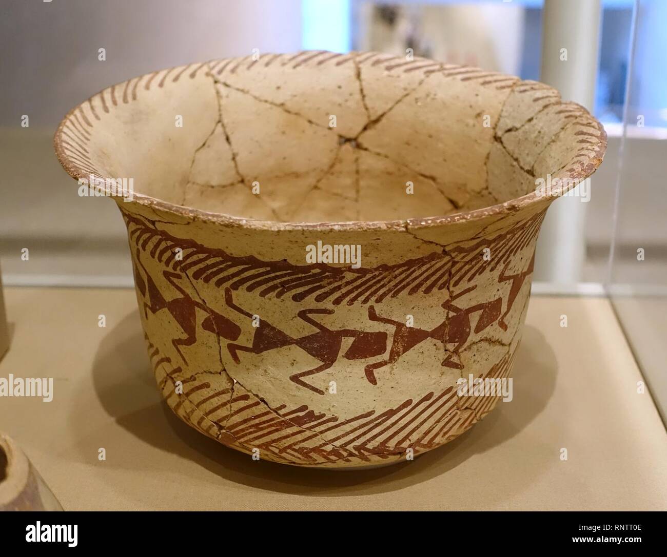 Kessel mit stilisierte menschliche Figuren, Hohokam Kultur, Arizona, C. 850 bis 1.000 AD, Keramik, Santa Cruz red-auf-buff- Stockfoto