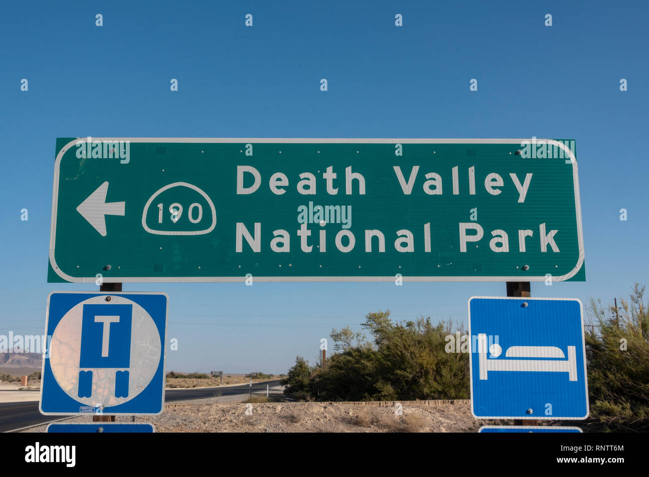 Schild in Richtung Death Valley National Park, Death Valley Junction, Vermont, United States zeigt. Stockfoto