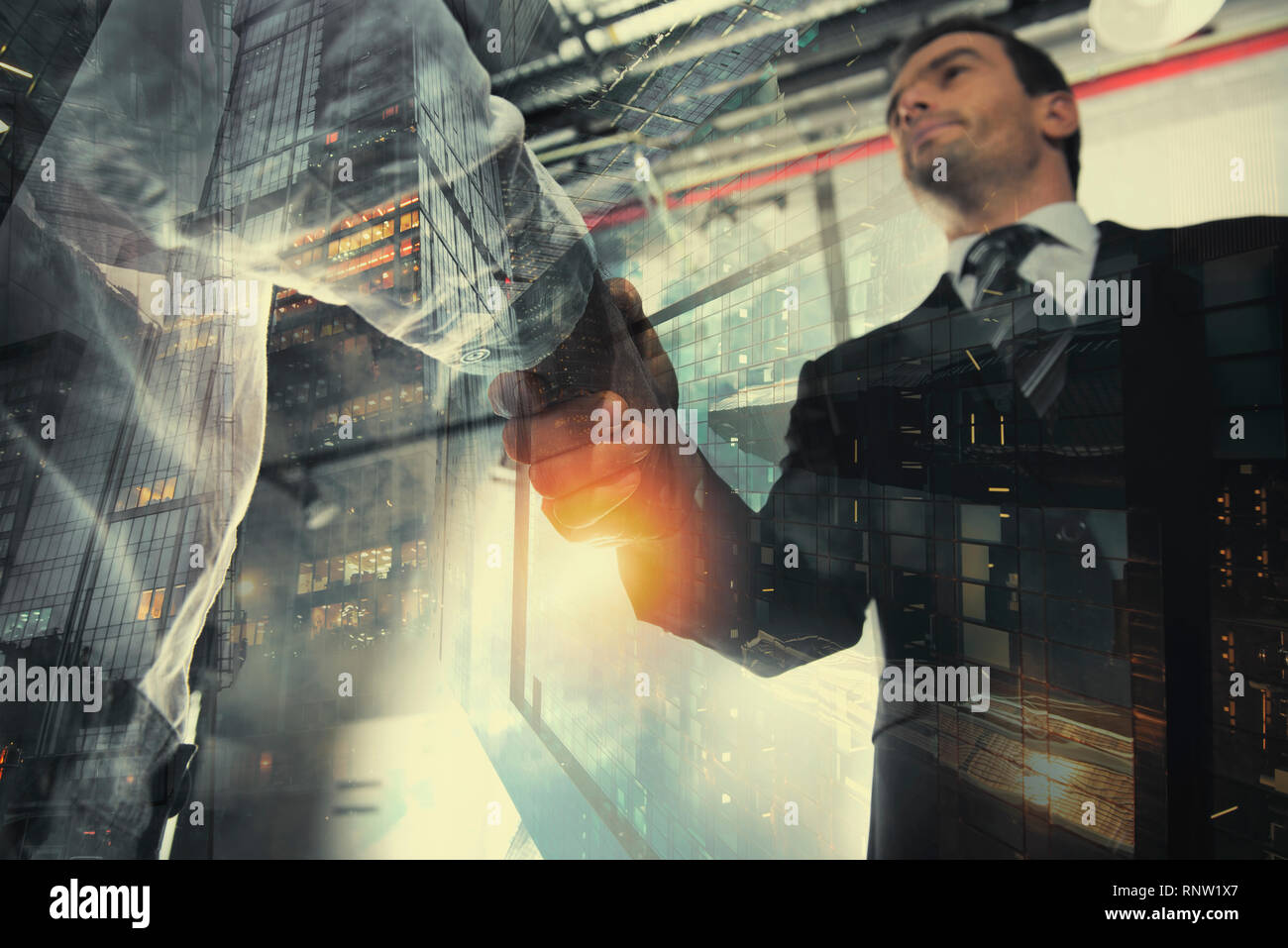 Handshaking business Person im Büro mit Netzwerk Wirkung. Konzept der Teamarbeit und Partnerschaft. Double Exposure Stockfoto