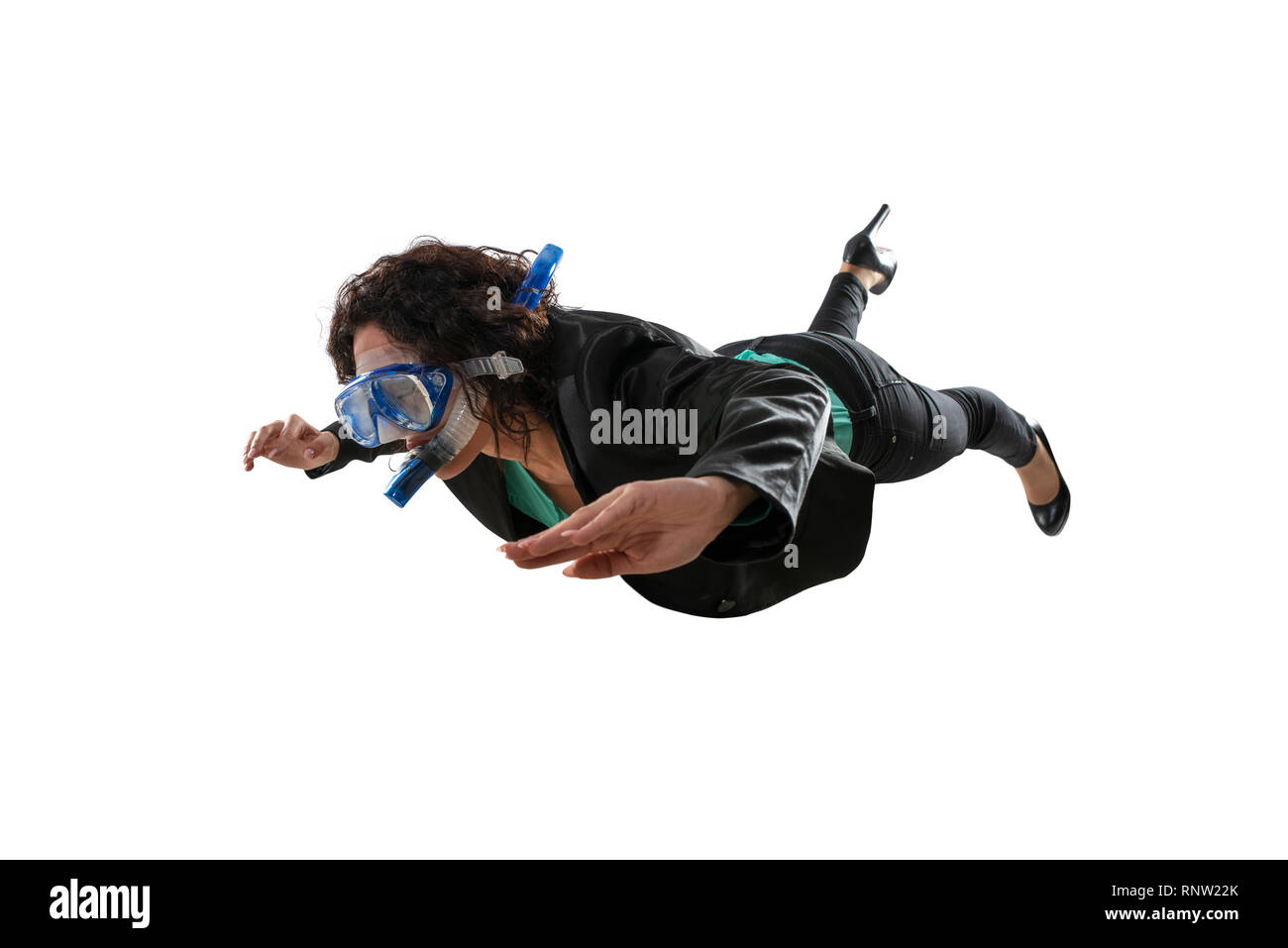 Mit Maske schwimmt auf weißem Hintergrund Geschäftsfrau Stockfoto