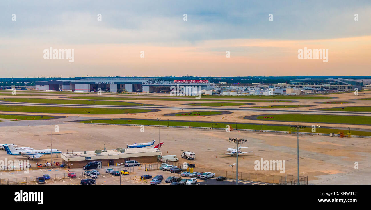 Delta Jets fliegen Stockfoto