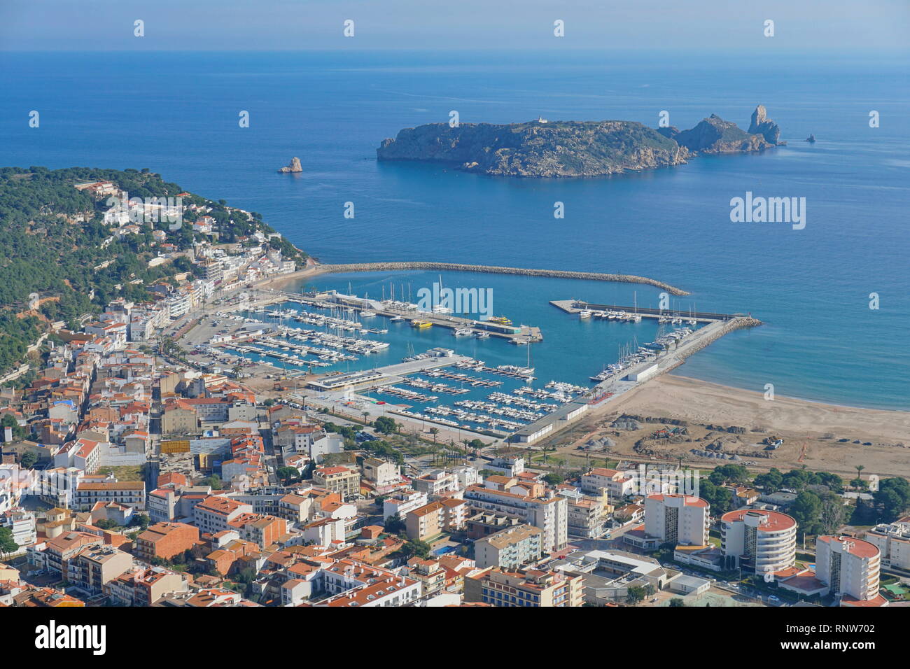 Spanien Luftaufnahme von l'Estartit, Stadt und Hafen an der Costa Brava und die Medes Inseln Marine Reserve, Mittelmeer, Katalonien Stockfoto