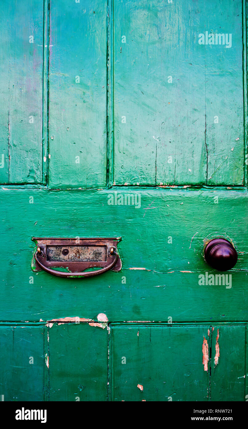 Licht Grünes Holz Tür mit original Armaturen Stockfoto