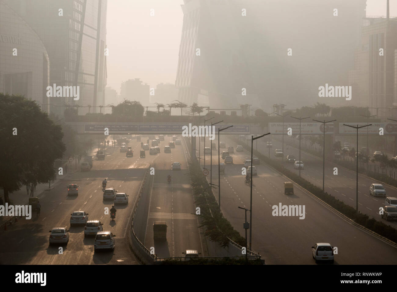 Verkehr und Fußgänger in gefährlichen Luftverschmutzung in Cyber City, Gurugram, Indien Stockfoto
