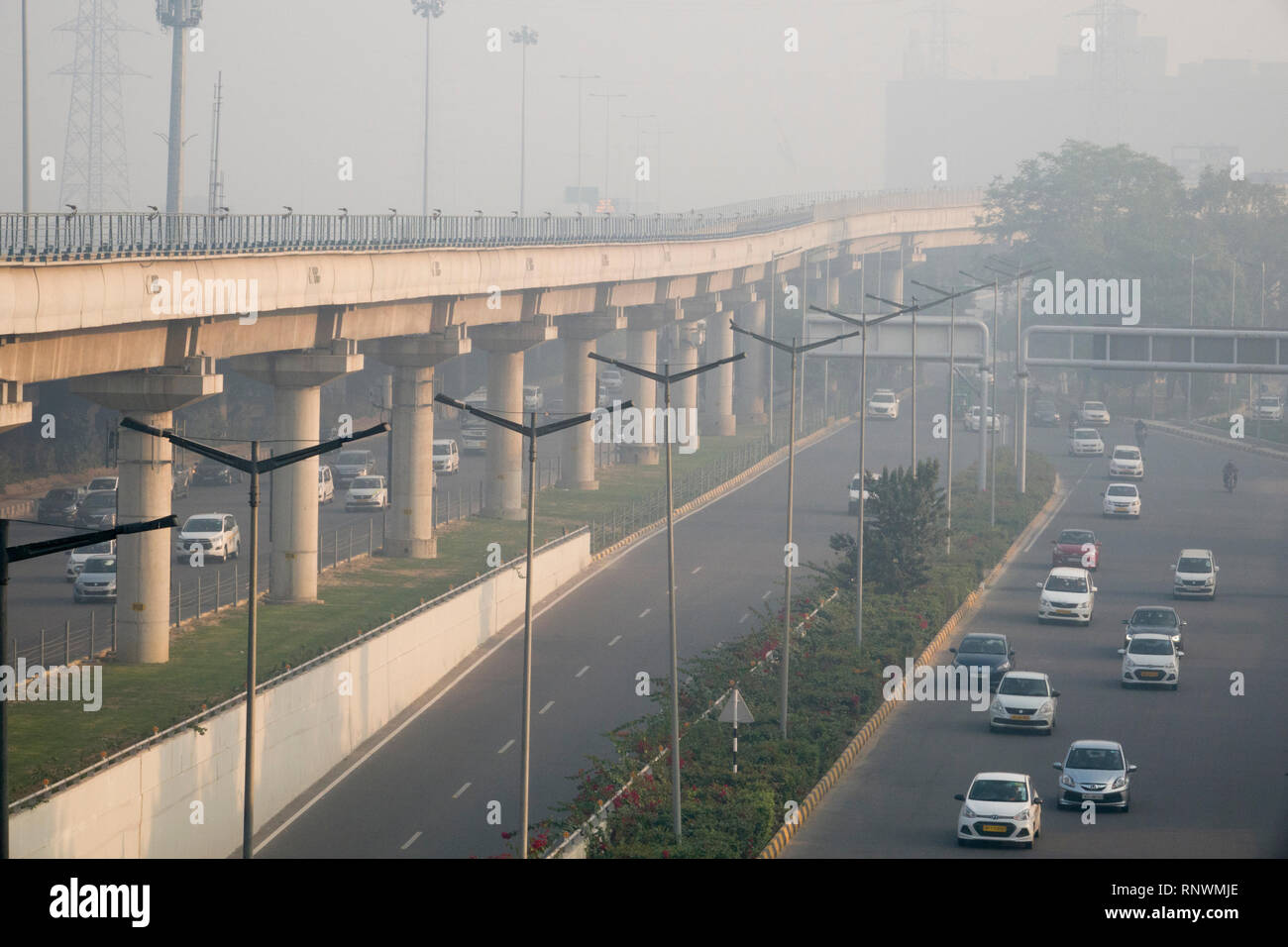 U-Bahn und Verkehr in gefährlichen Luftverschmutzung in Cyber City, Gurugram, Indien Stockfoto