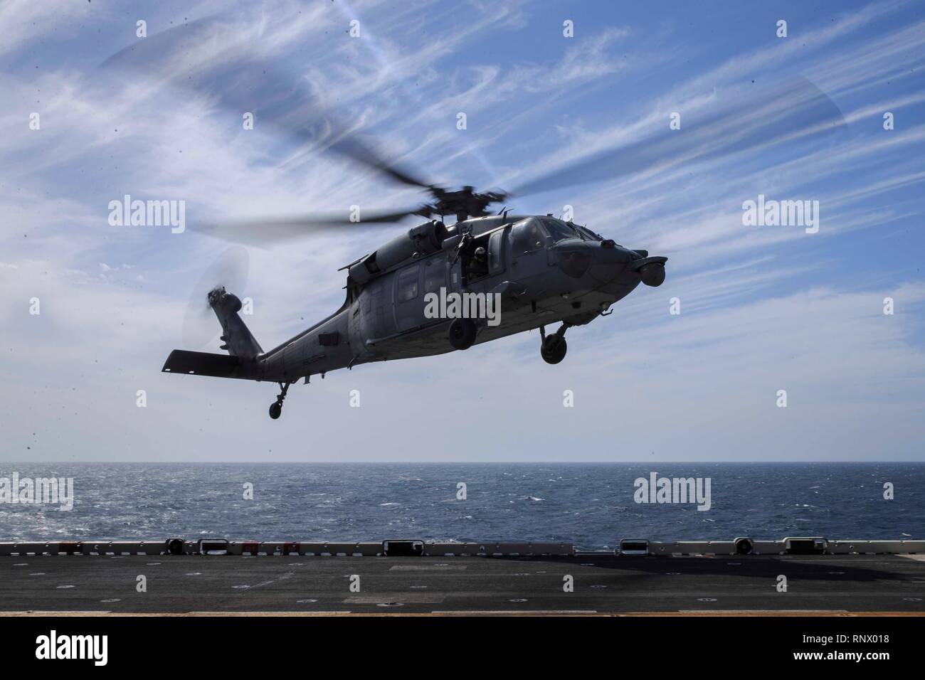 190216-M-YD 783-2032 Arabische Meer (Feb. 17, 2019) Eine MH-60S Seahawk Durchführung cargo bereitet auf dem Flugdeck der Wespe zu landen - Klasse amphibisches Schiff USS Kearsarge (LHD-3). Flugzeuge routinemäßig Transport 22 Marine Expeditionary Unit Personal, Post und Fracht der Kearsarge. Marinesoldaten und Matrosen mit der 22 MEU und Kearsarge Amphibious Ready Gruppe sind an den 5 Flotte Bereich der Maßnahmen zur Unterstützung der Marine im Einsatz für die Stabilität und Sicherheit in der Region zu gewährleisten und verbindet das Mittelmeer und den Pazifischen Raum durch den westlichen Indischen Ozean und drei Strate Stockfoto