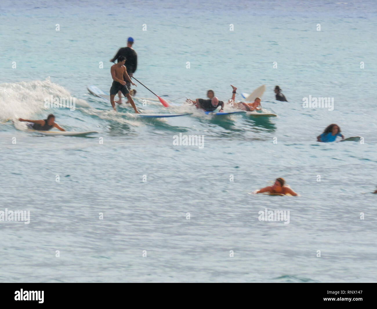 WAIKIKI, VEREINIGTE STAATEN VON AMERIKA - 9. AUGUST 2015: Eine Masse von Schwimmer und Surfer am Strand von Waikiki Stockfoto