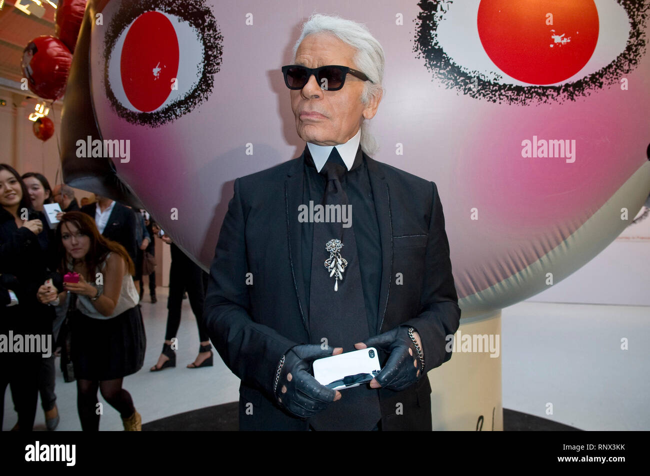 Karl Lagerfeld nimmt an der Sho Uemura Ereignis im Espace Commines in Paris. Deutsche Modedesigner und Creative Director für die französische Modemarke Chanel Karl Lagerfeld starb am 19. Februar 2019 in Paris im Alter von 85 Jahren. Stockfoto