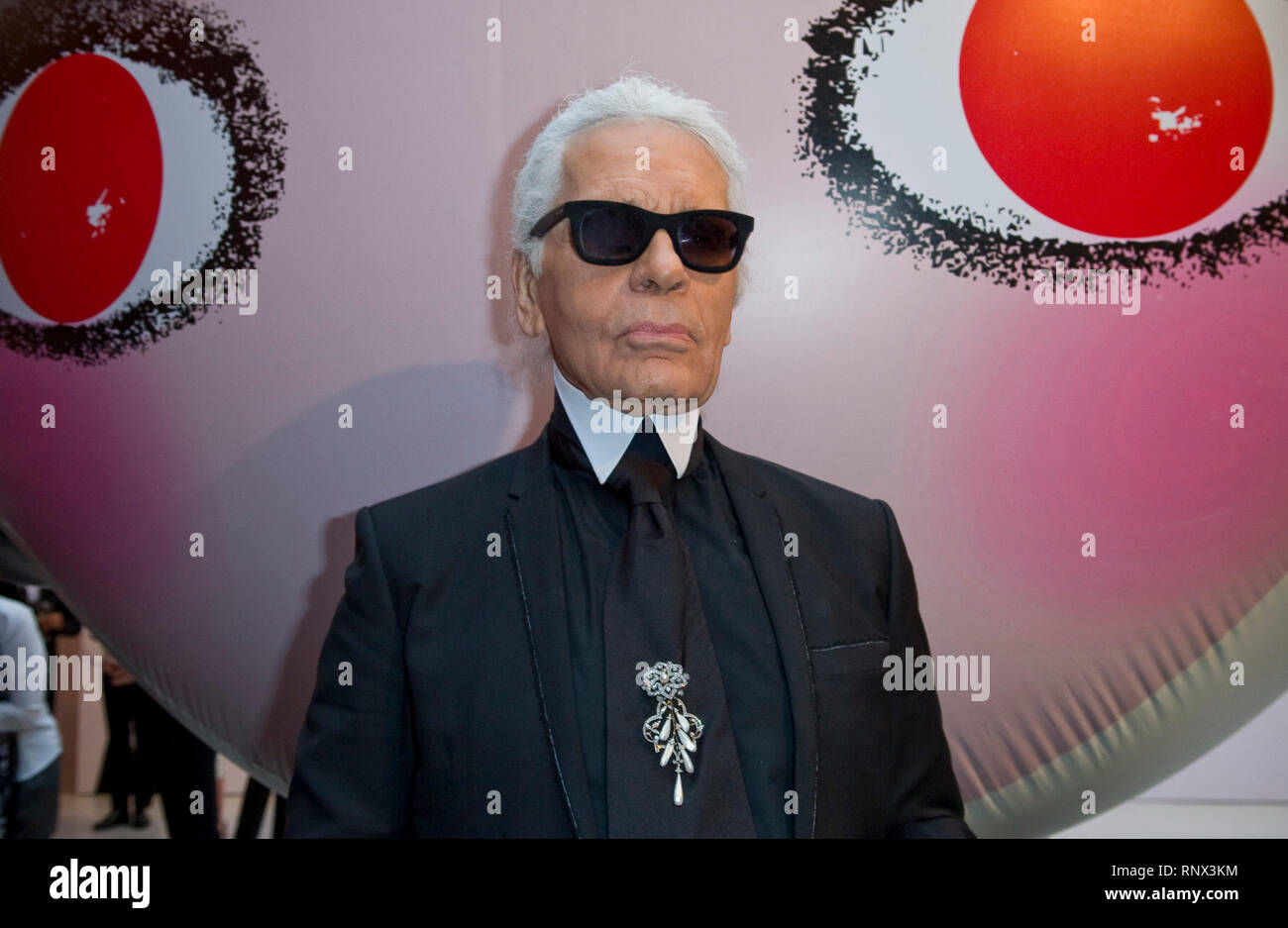 Karl Lagerfeld nimmt an der Sho Uemura Ereignis im Espace Commines in Paris. Deutsche Modedesigner und Creative Director für die französische Modemarke Chanel Karl Lagerfeld starb am 19. Februar 2019 in Paris im Alter von 85 Jahren. Stockfoto