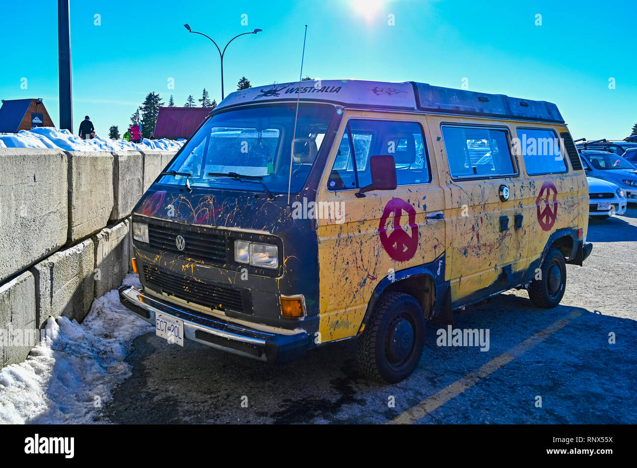 Westfalia Hippie Van mit Frieden Symbole Stockfoto
