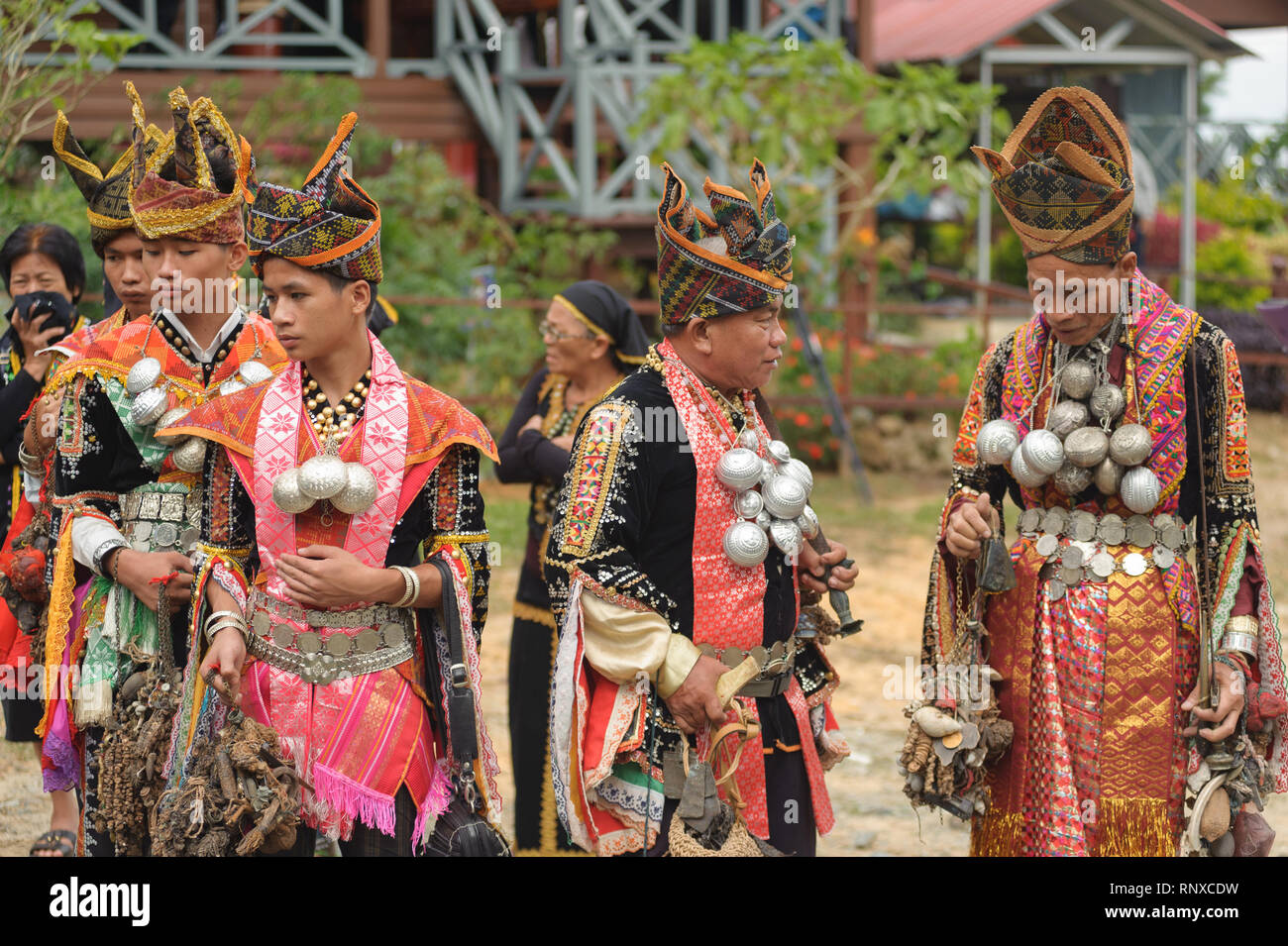 Kundasang Sabah, Malaysia - Apr 3, 2015: Dusun ethnischen Schamane Vollführung ritueller der Geist des Akinabalu Hüter des Mount Kinabalu zu beschwichtigen. Stockfoto