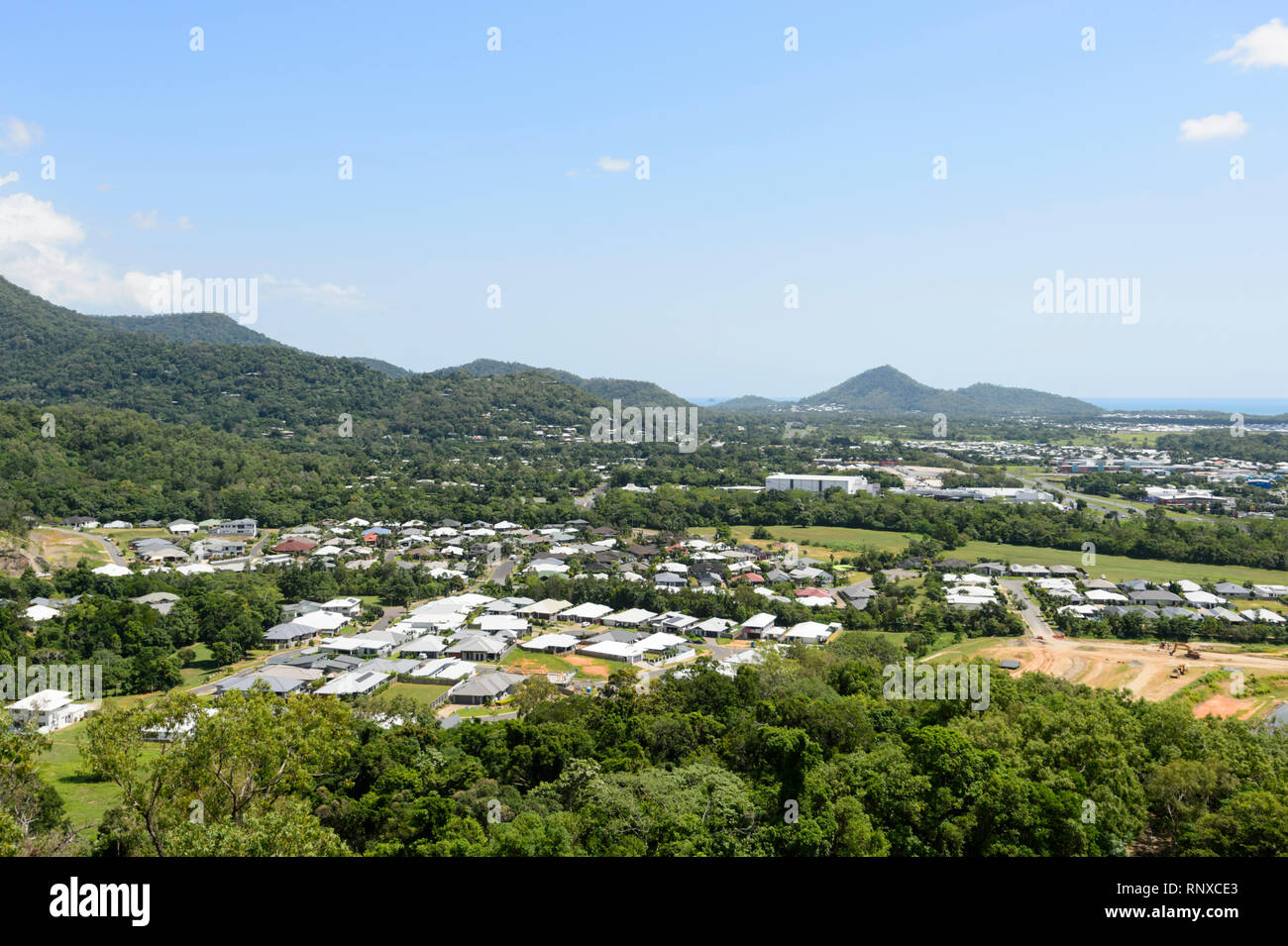Luftaufnahme von Cairns, den nördlichen Vororten, Far North Queensland, FNQ, QLD, Australien Stockfoto