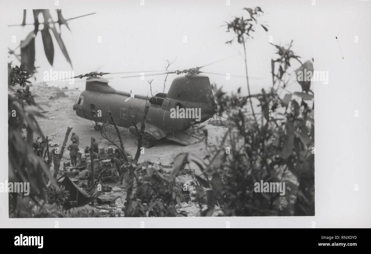 CH-46 Dimmers diesen außer Betrieb setzt Unternehmen F, 2.4 Marines südlich von Camp Evans. Stockfoto