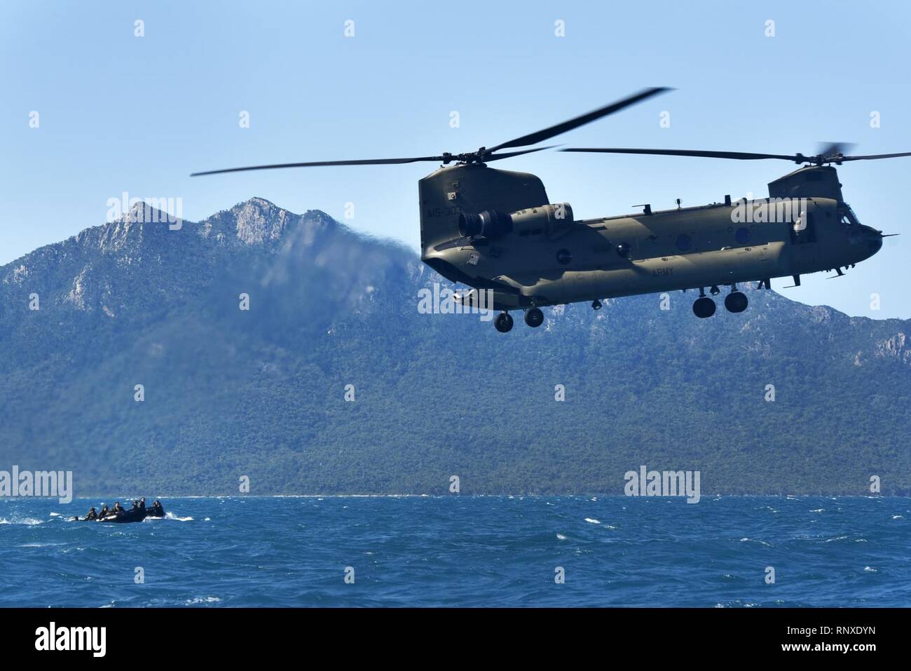 CH-47F Chinook ein 15-303 mit Wasserfahrzeugen im Juni 2018. Stockfoto