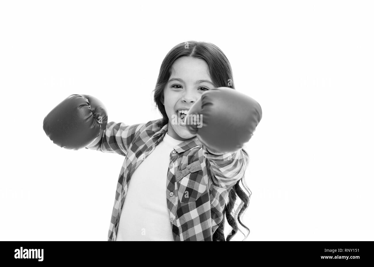 Girl Power und Feminismus Konzept. Glückliches Kind Boxen in Handschuhe isoliert auf Weiss. Kind Boxer mit langen Haaren Boxen für Spaß. Sport und Spaß in der Freizeit. Boxing Geschicklichkeit üben. Feministische Erziehung. Stockfoto
