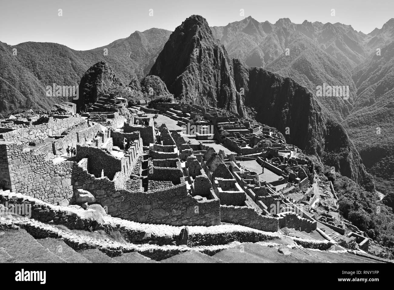 Schwarz-weiß Foto mit Vintage Gefühl des Machu Picchu Inka Ruine nach dem Inka Trail Wanderung, Cusco Region, Peru. Stockfoto