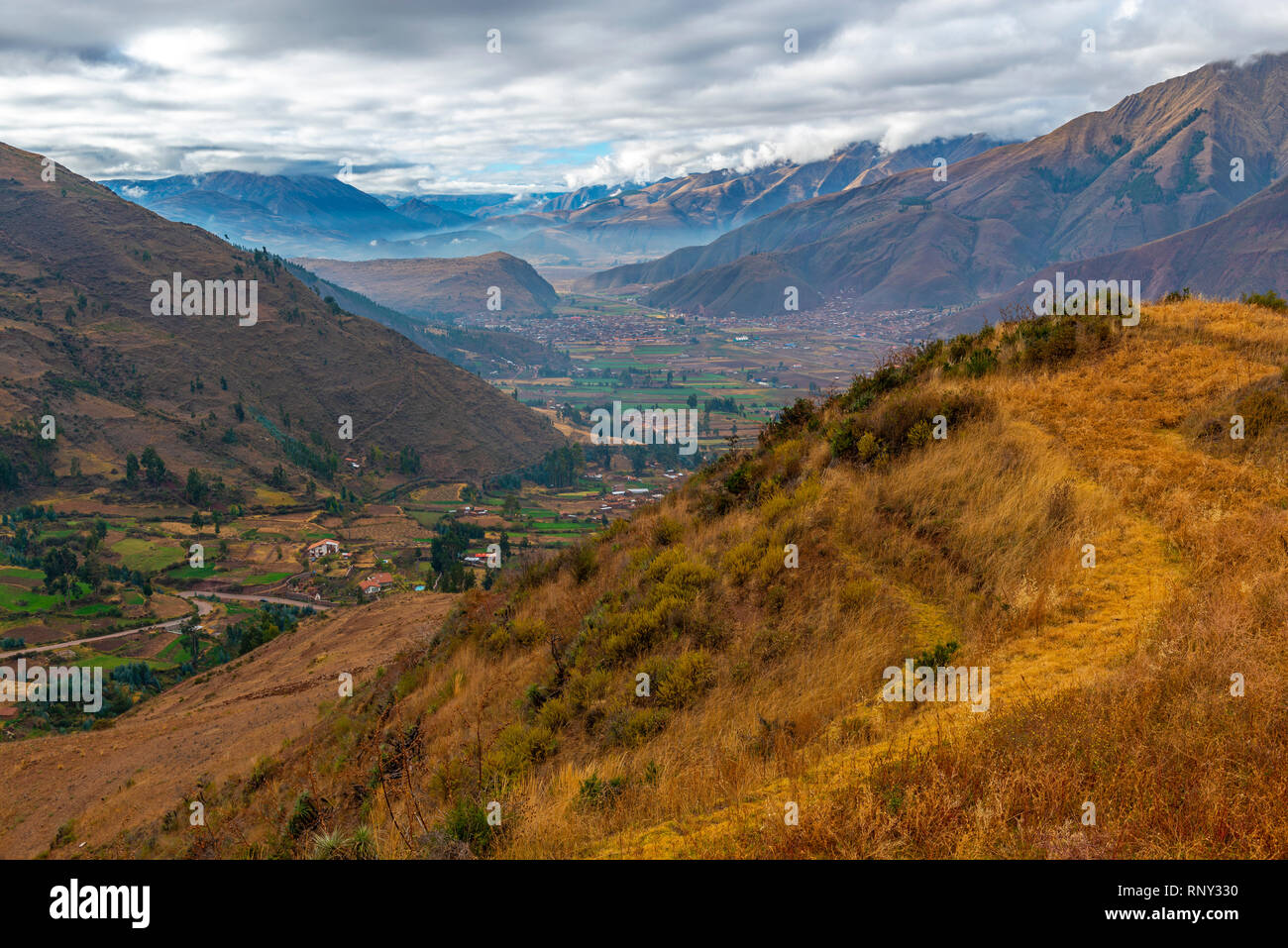 Landschaft Foto auf das Heilige Tal der Inkas nach Urubamba Fluss außerhalb von Cusco, Peru. Stockfoto