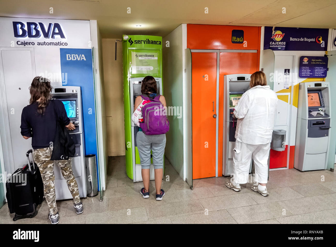 Cartagena Kolumbien, Flughafen Rafael Nunez, innen, Terminal, Geldautomat mit Selbstbedienung, BBVA Itau Serviban Stockfoto