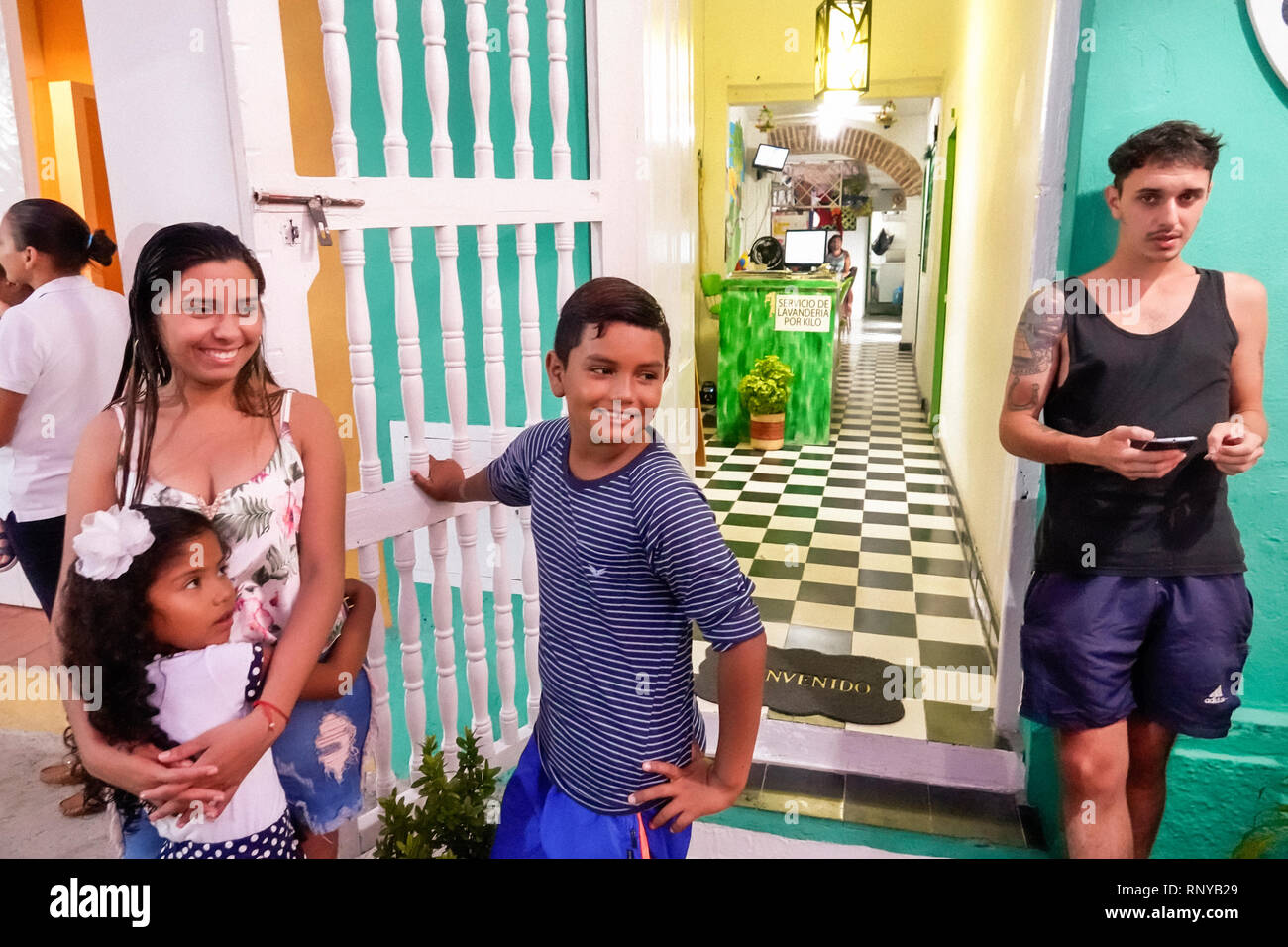 Cartagena Kolumbien,Zentrum,Getsemani,Hispanic ethnische Bewohner,Nachbarschaft,Wasch- und Faltwaschsalon,Eingang,Mann Männer männlich,Frau femal Stockfoto